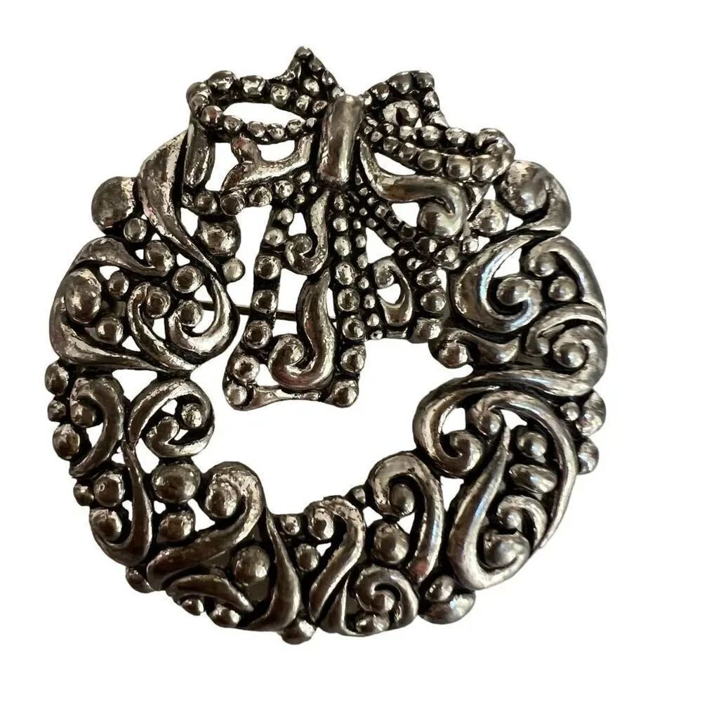 Christmas Wreath Brooch Pin Or Pendant Silver Color Metal Nice Details